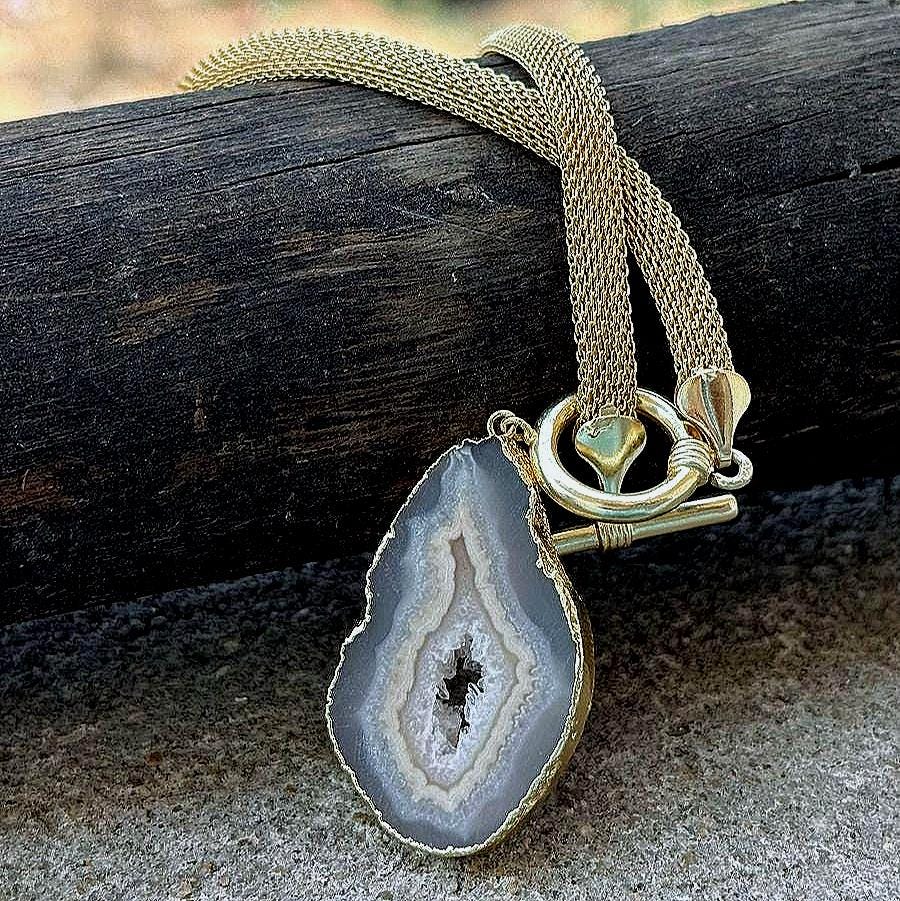 Raw druzy geode necklaces for women druzy pendant necklace Angel aura quartz necklace dainty druzy jewelry Small geode necklace for women