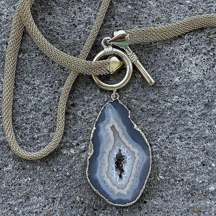 Raw druzy geode necklaces for women druzy pendant necklace Angel aura quartz necklace dainty druzy jewelry Small geode necklace for women